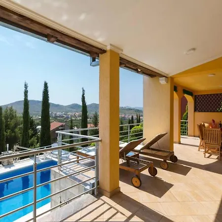 Beautiful Yellow With Pool In Near Dubrovnik Vila *